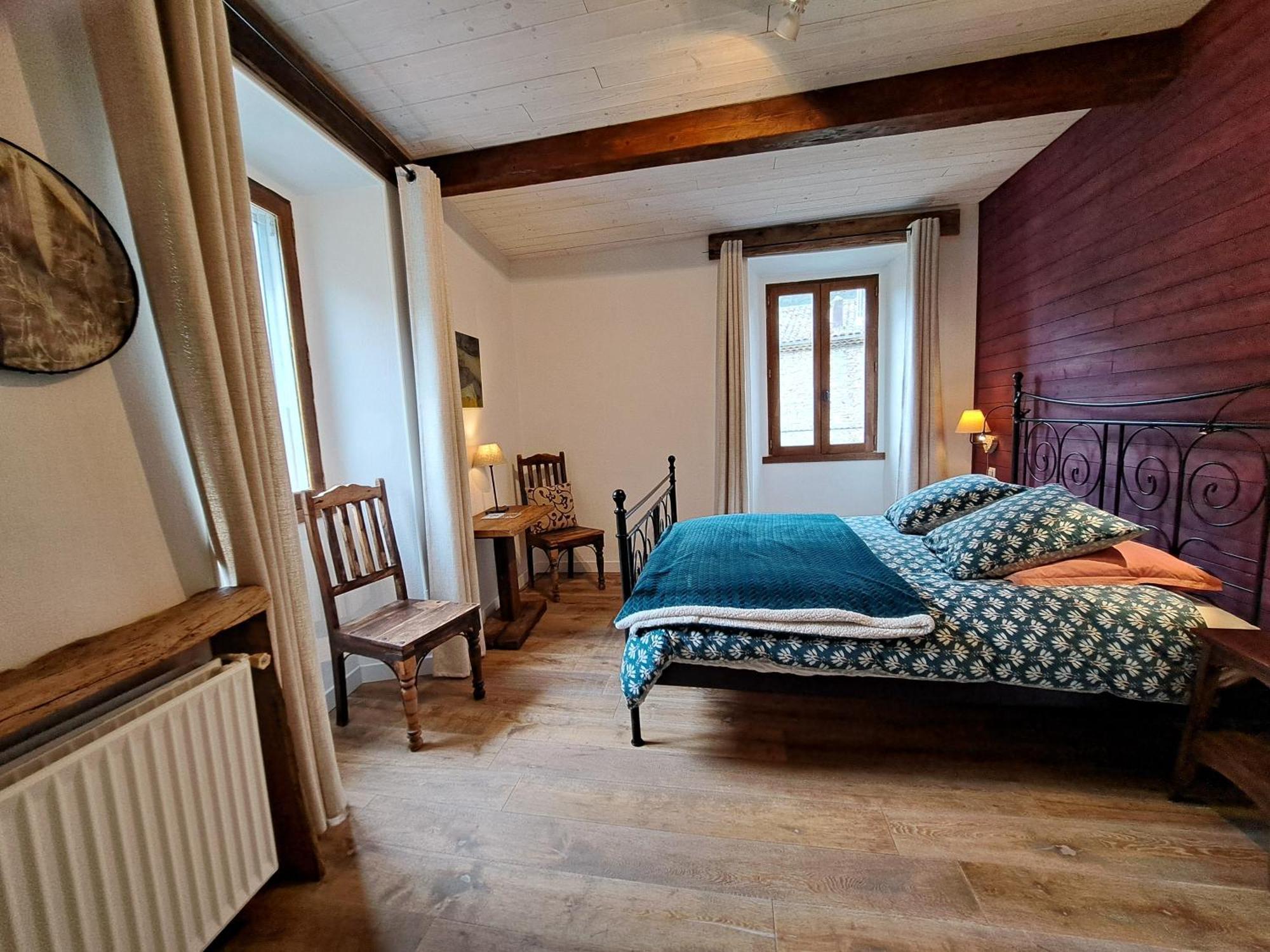 Le Sareymond Bed and Breakfast Menée Eksteriør billede